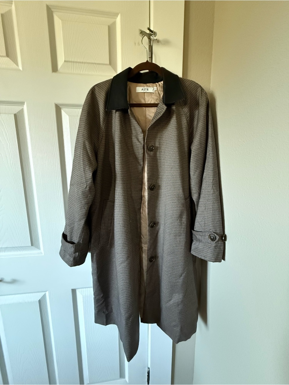 NWOT Women’s Astr the Label brown plaid coat. Excellent condition. Size M
